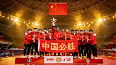 中国乒乓球队在男子团体决赛夺冠后全体队员合影庆祝