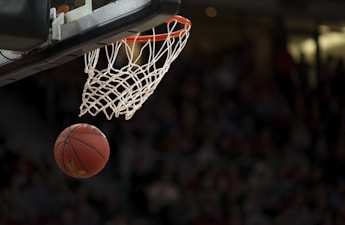 NBA季后赛湖人队与勇士队激烈对决的赛场回放视频截图，球员正在进行快攻扣篮